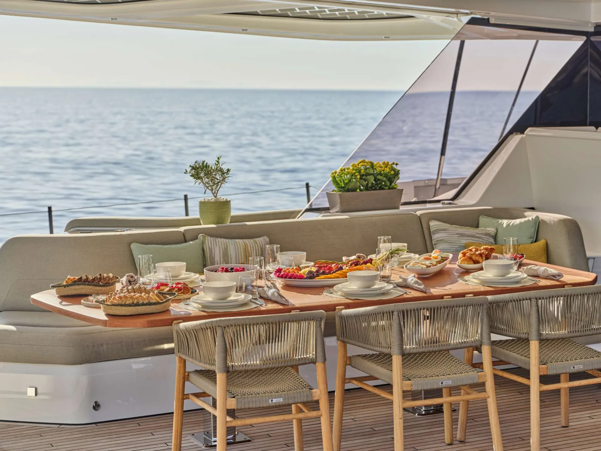Thira 80 SOL MADININA – Aft deck dining