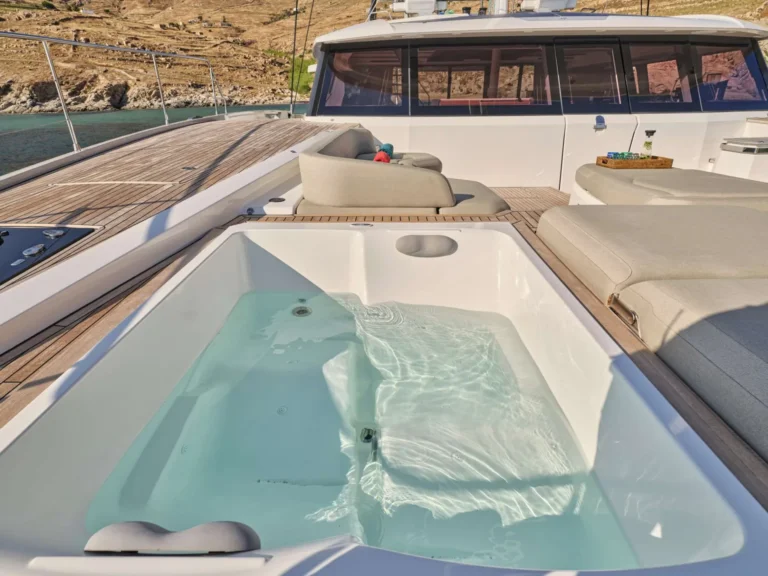 Thira 80 SOL MADININA – Foredeck Jacuzzi