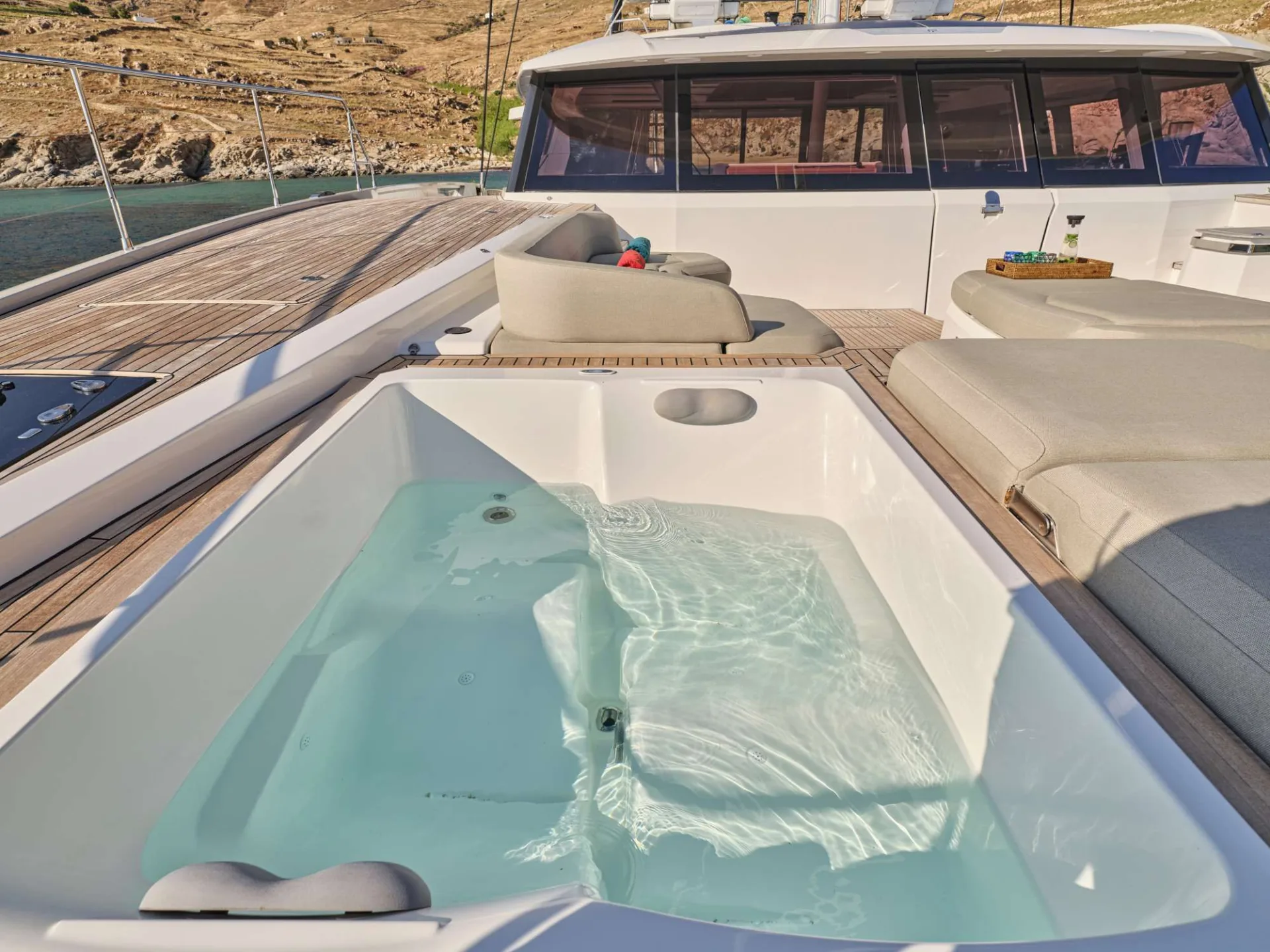 Thira 80 SOL MADININA – Foredeck Jacuzzi