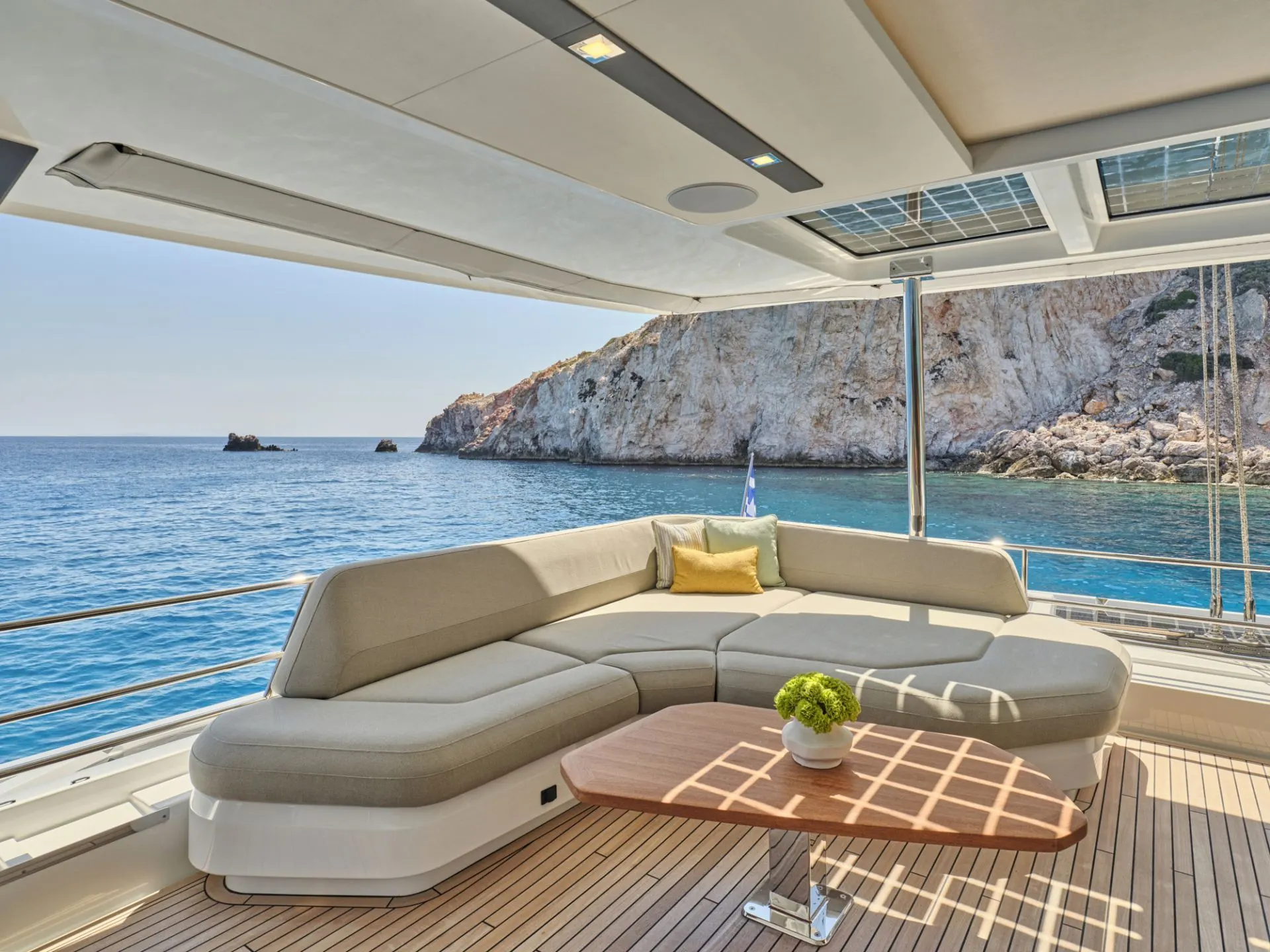 Thira 80 SOL MADININA – Flybridge lounge