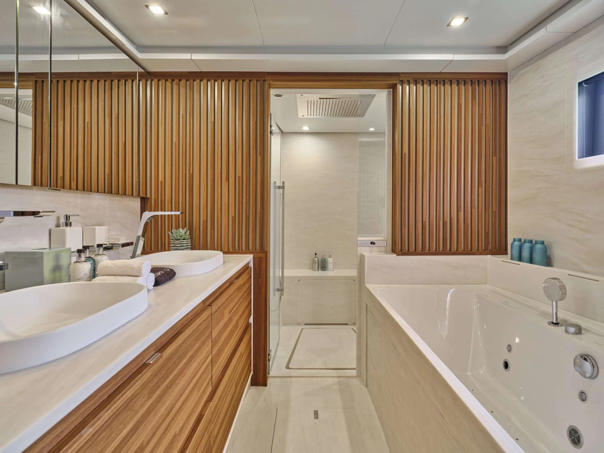 Thira 80 SOL MADININA – Owner’s bathroom with Jacuzzi tub