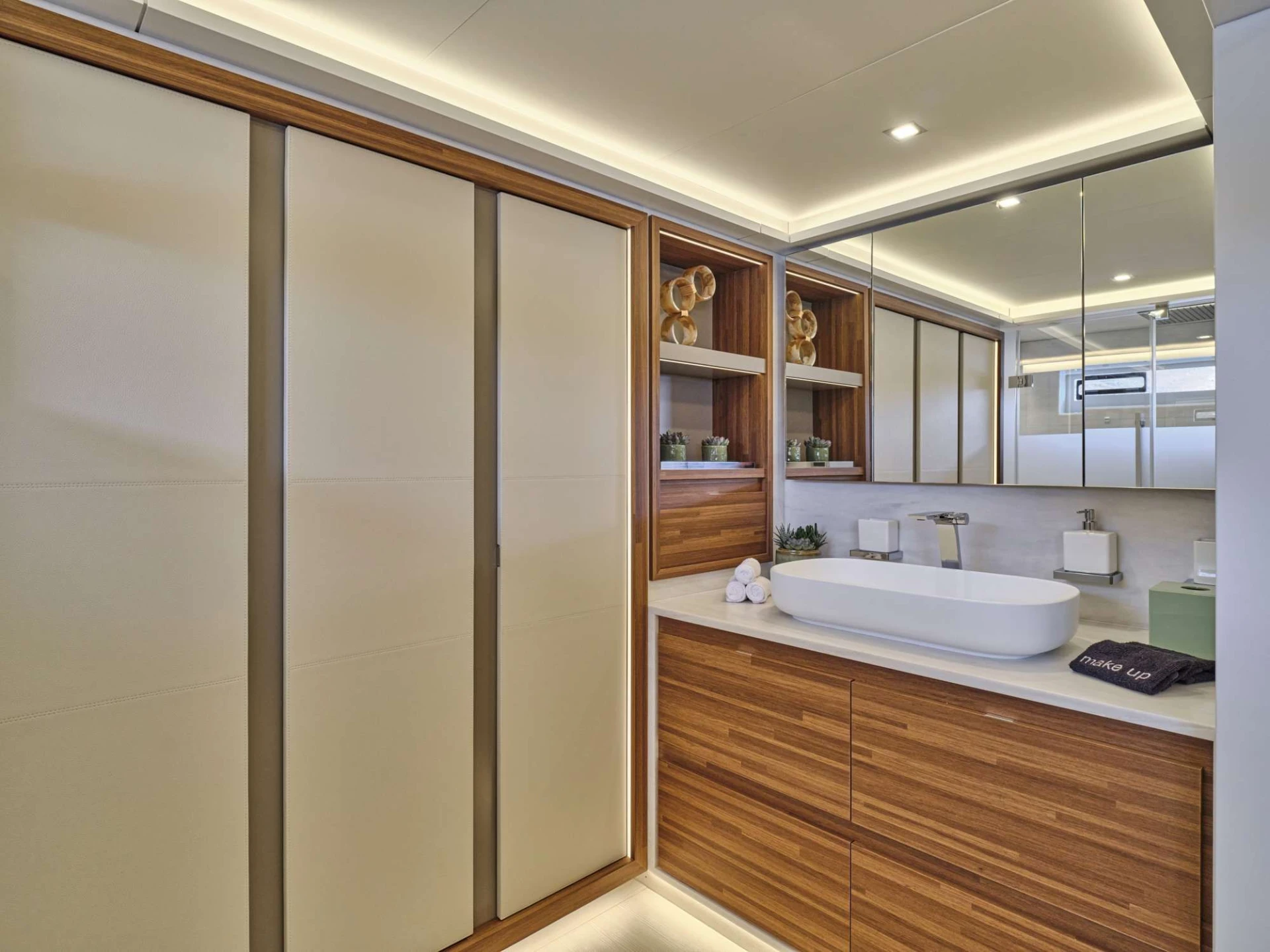 Thira 80 SOL MADININA – Cabin vanity