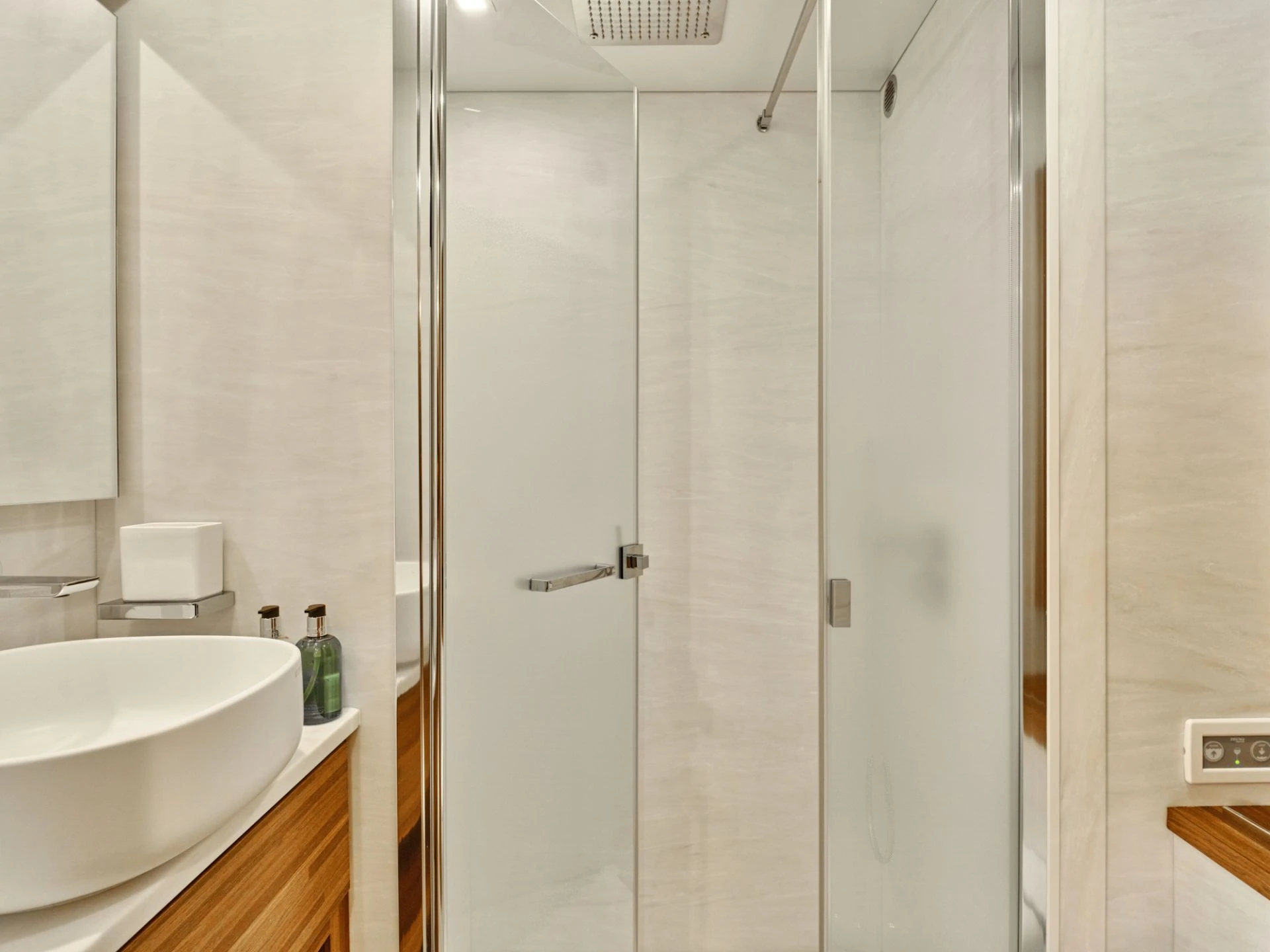 Thira 80 SOL MADININA – Guest bathroom