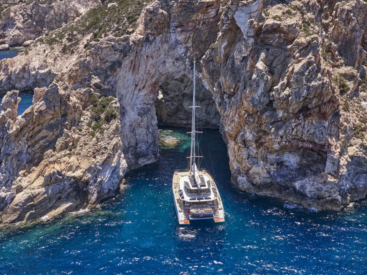 Thira 80 SOL MADININA – At anchor between cliffs