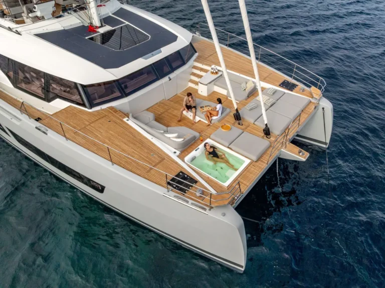 Thira 80 WINDKIND – foredeck Jacuzzi and sun loungers