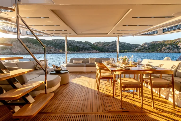 Thira 80 WINDKIND – flybridge dining