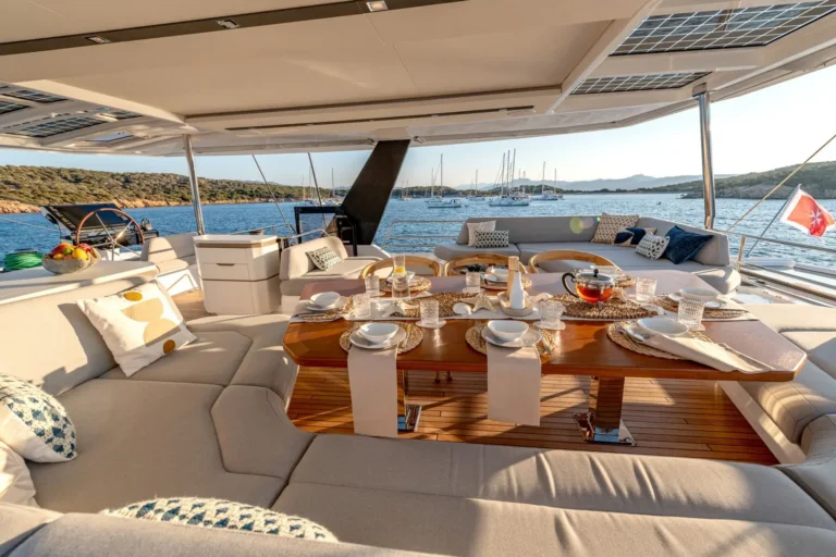 Thira 80 WINDKIND – flybridge lounge