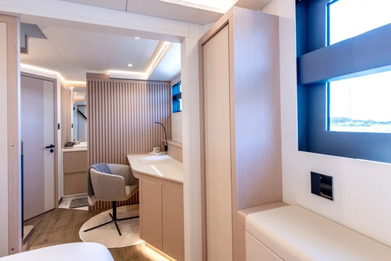 Thira 80 WINDKIND – master cabin vanity