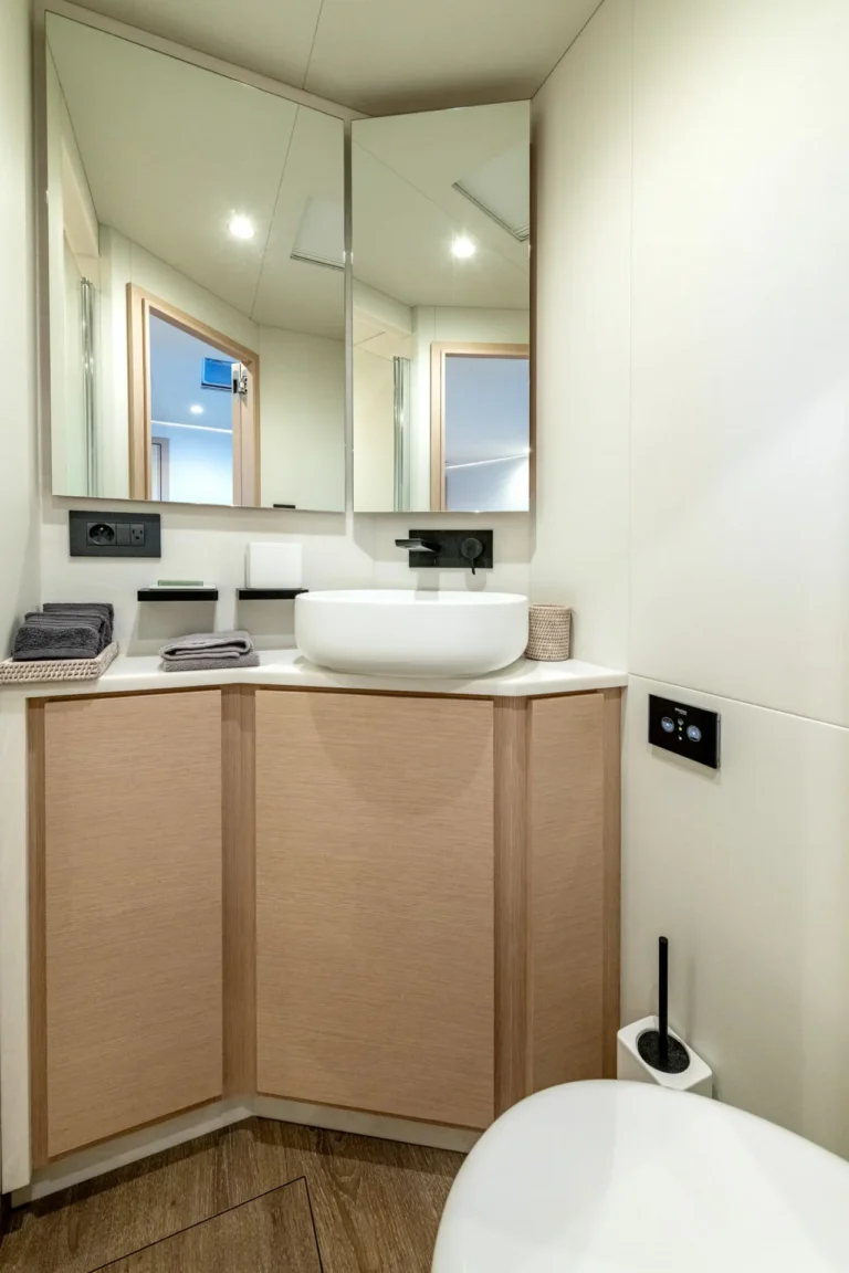 Thira 80 WINDKIND – master bathroom