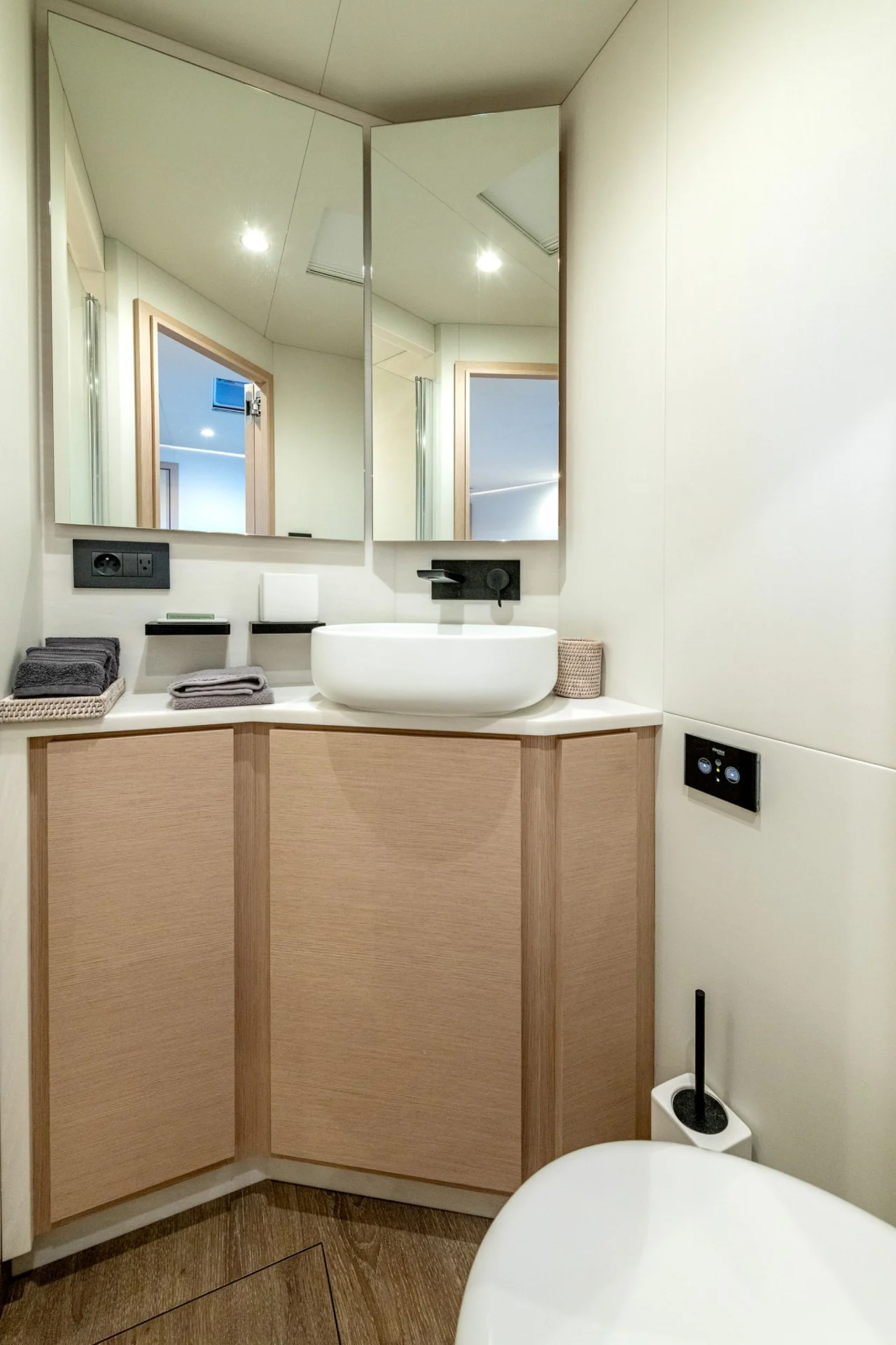 Thira 80 WINDKIND – master bathroom