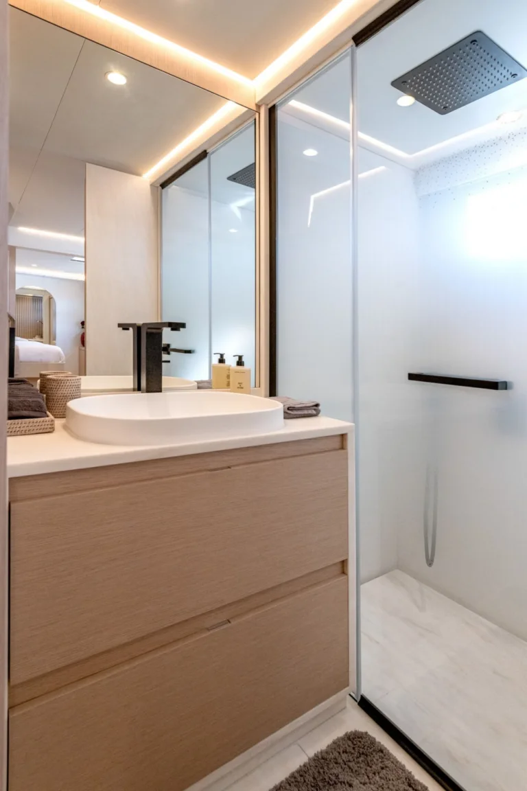 Thira 80 WINDKIND – ensuite bathroom