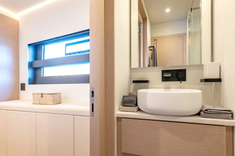 Thira 80 WINDKIND – guest bathroom